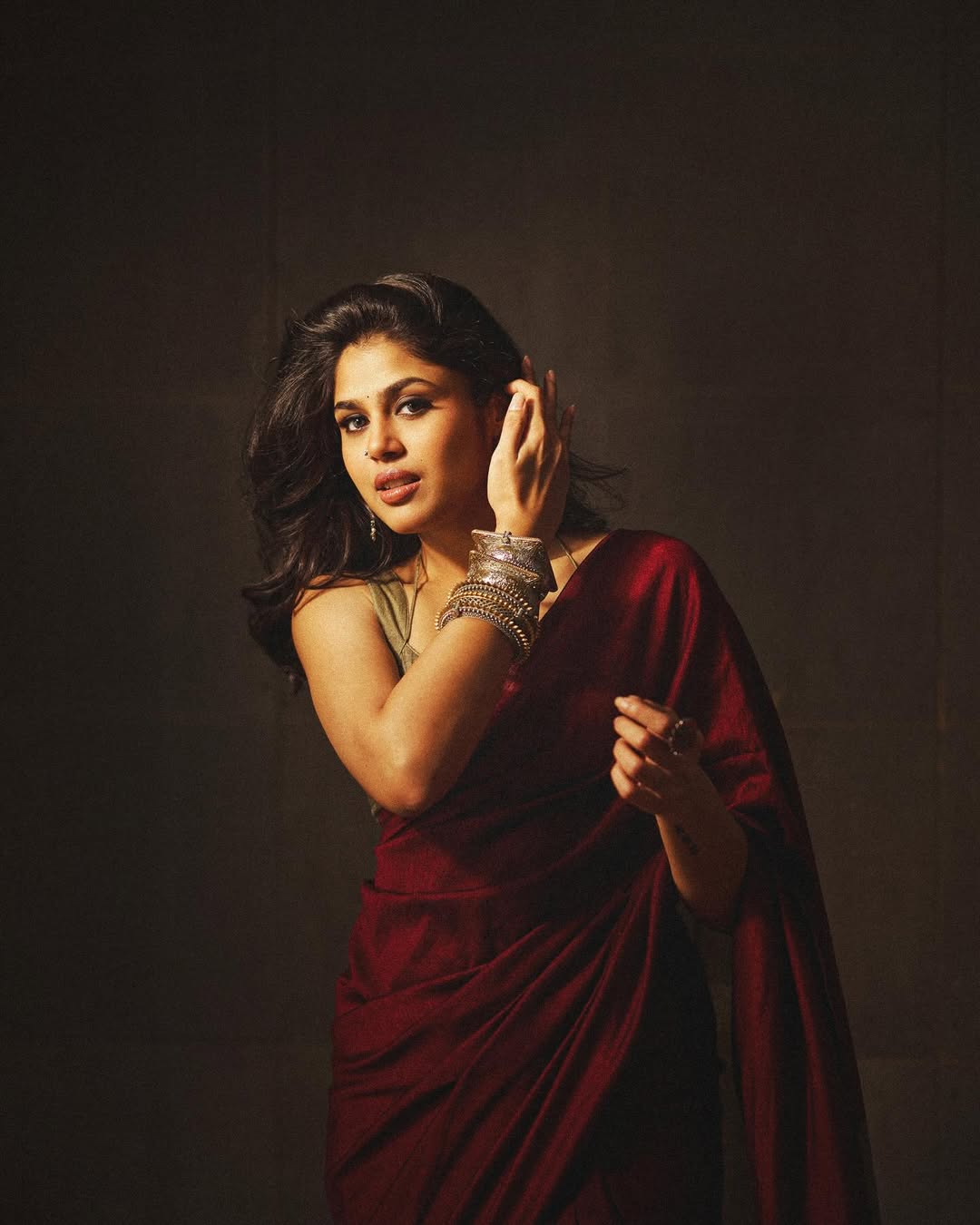 Faria Abdullah: రెడ్ శారీలో జాతిరత్నాల బ్యూటీ.. ఫొటోలు  